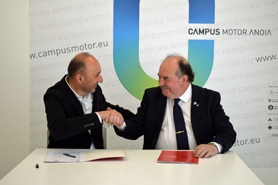El director general de Circuit Parcmotor, Jordi Arilla Arts, i el Rector de la UVic-UCC, Josep Eladi Baños, han formalitzat l'acord de col·laboració