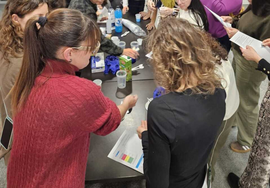 La logopeda Cristina Fernández-Getino en una formació per a infermeres de l'ICS