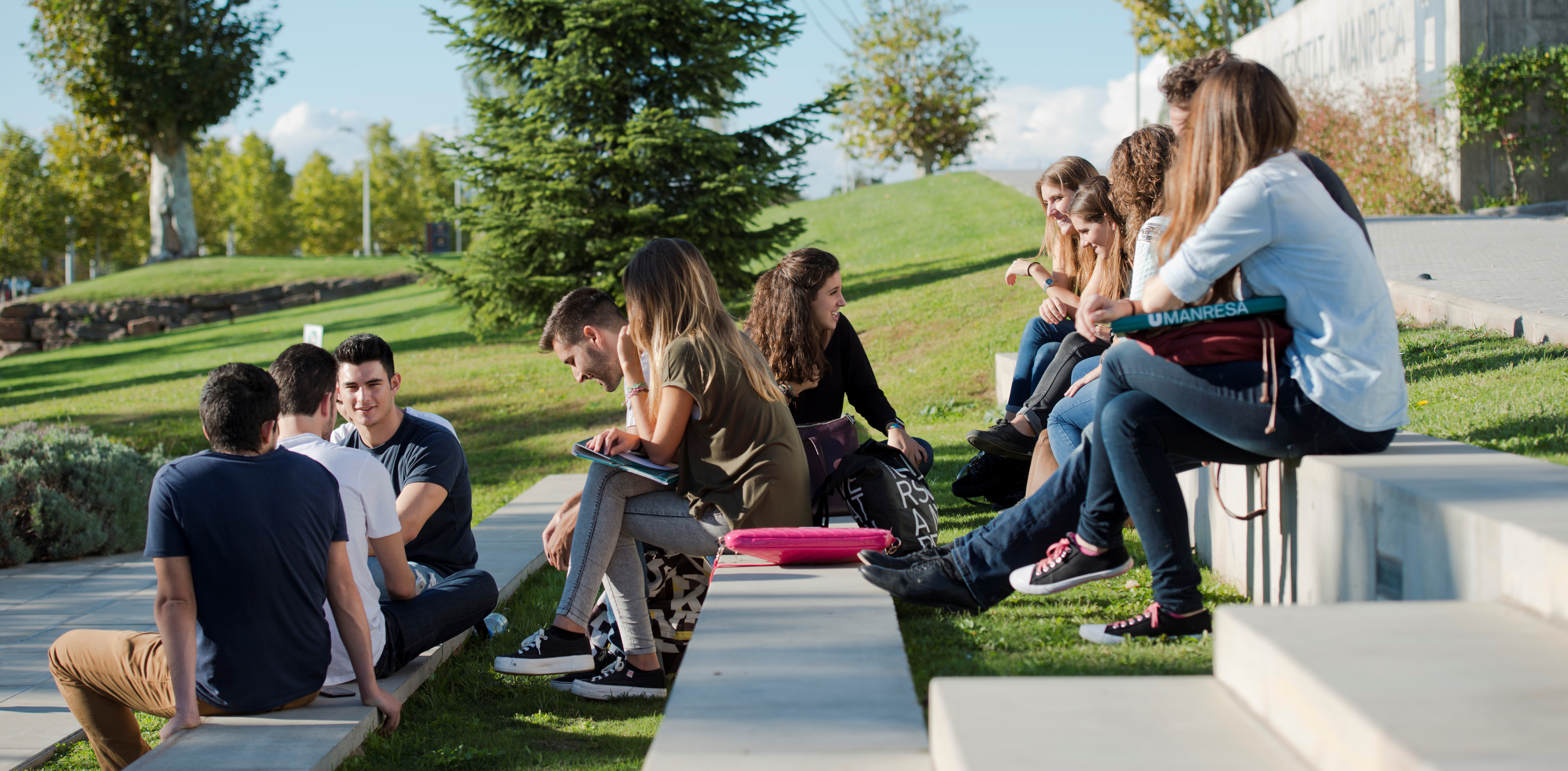 Alumnes al campus