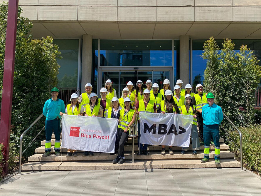 Grup d'alumnes de l'MBA de Blas Pascal a Ciments Molins