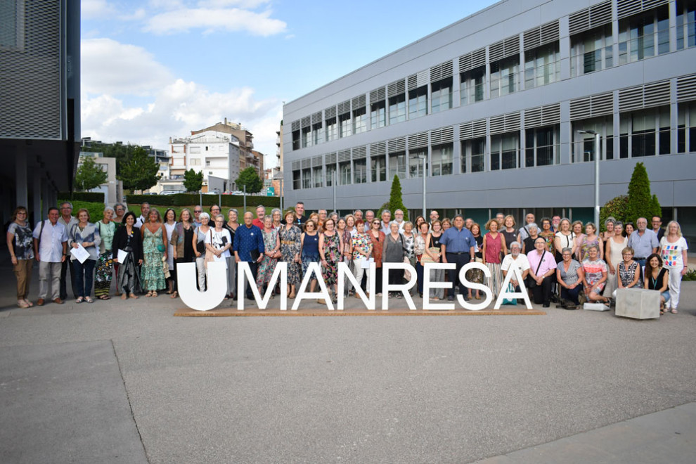 Foto de grup de les persones que han participat en la desena edició del programa FUB+GRAN d'UManresa