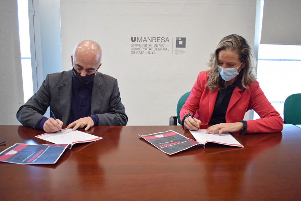 El director general de la Fundació Universitària del Bages, Valentí Martínez Espinosa, i la presidenta de Manresa Club Bàsquet Femení, Nina Pont Arnaiz, durant la signatura del conveni