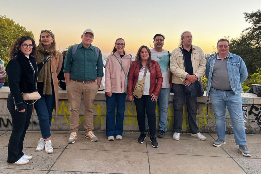 Al mig, Estel·la Ramírez, Cristina Garcia i Daniel Garcia, amb altres participants en la visita a Lió en el marc del programa Erasmus+