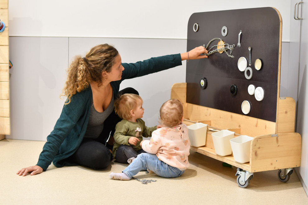 Infants jugant amb una de les propostes de l'espai Explora de la Upetita