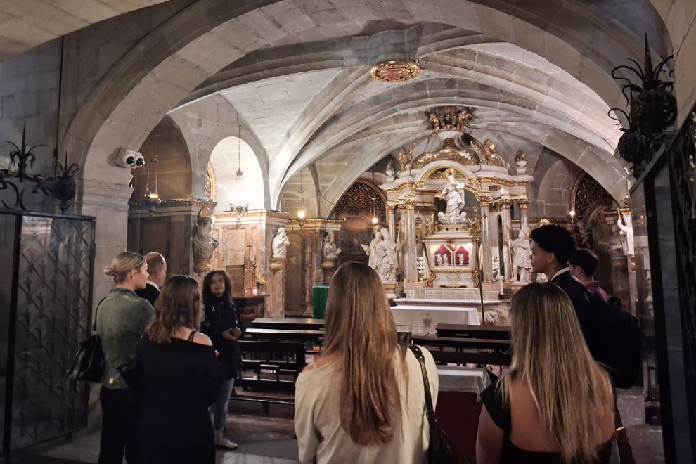 Visita dels estudiants internacionals a la Cripta de la Seu de Manresa