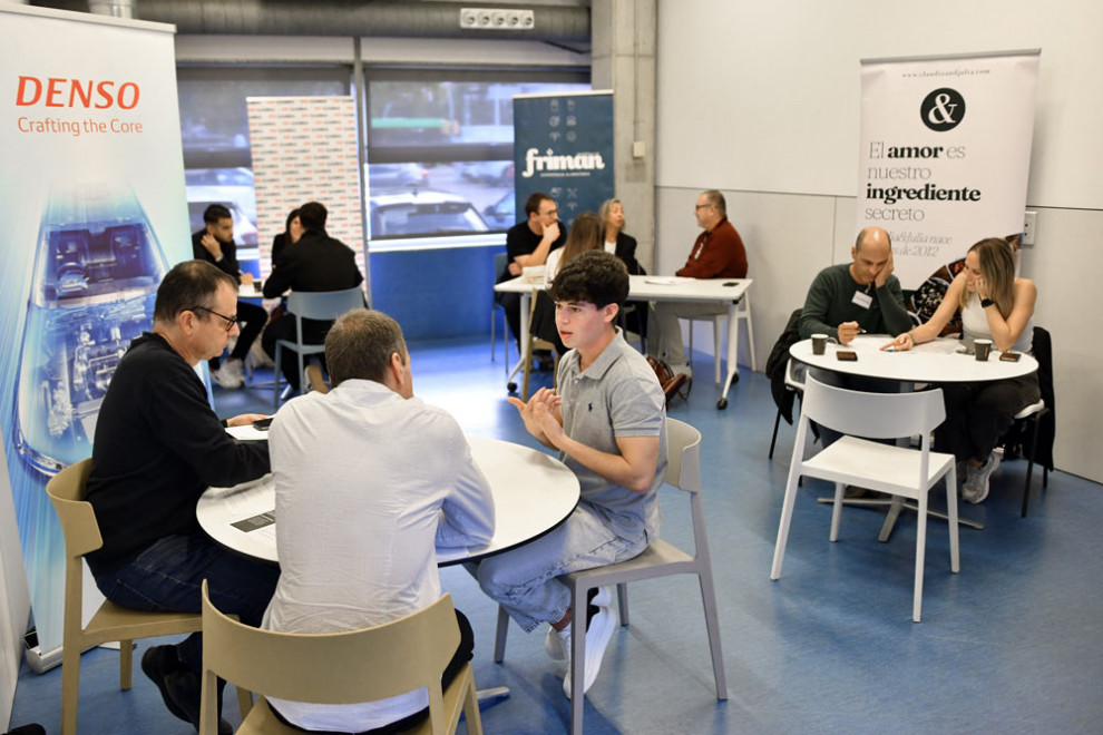 Empreses entrevistant alumnes d'ADE i Gestió de la Societat Digital a la Fira Borsa de Treball d'UManresa