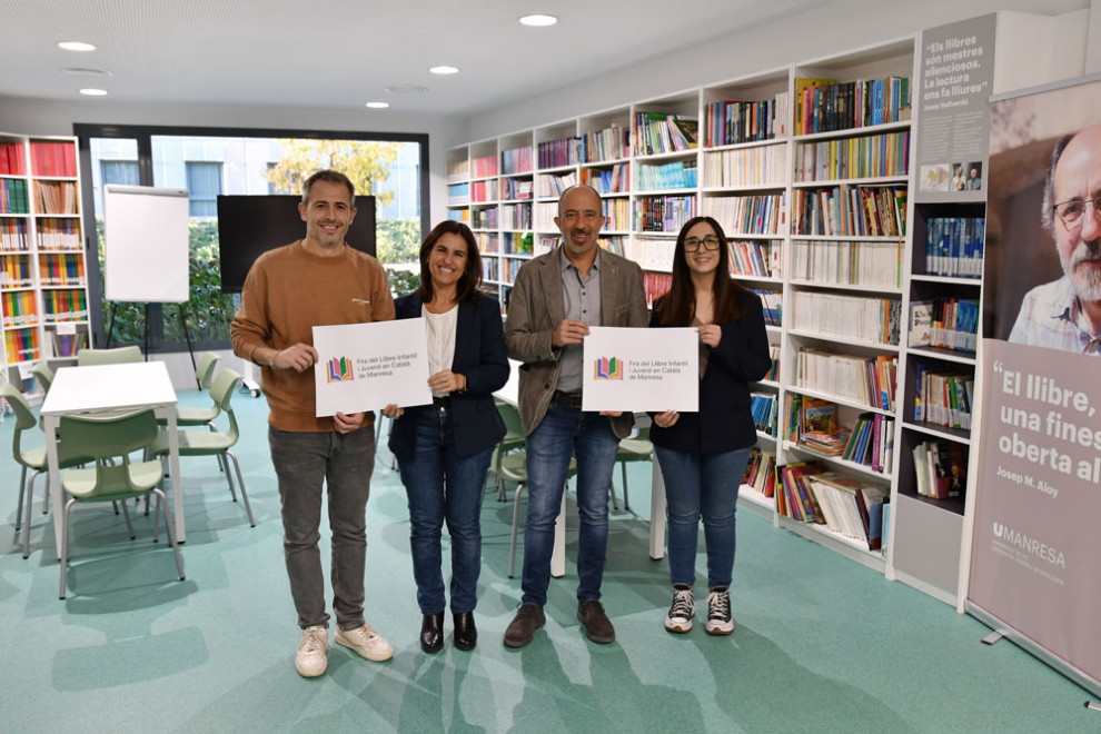 Representants de l'organització de la Fira del Llibre Infantil i Juvenil en Català de Manresa amb la imatge de l'activitat