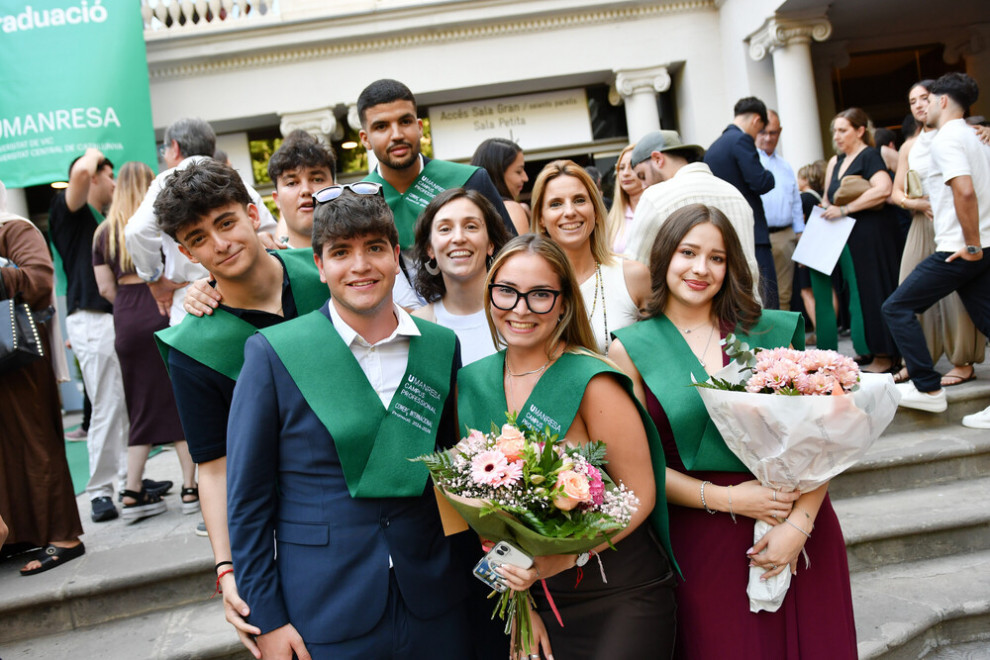 Estudiants d'UManresa després de la cerimònia de graduació 2026