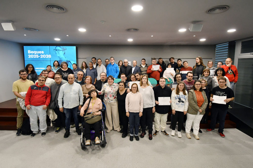 Estudiantat del programa Universi+ en l'acte de lliurament de beques 25-26