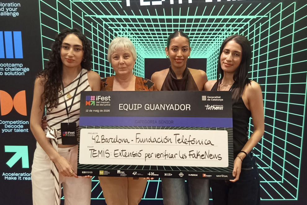 Clara Coma Jaramillo, Aya Fakher Akchoure i Bithal Fakher Akchoure, de tercer curs del grau en ADE, amb Maria Teresa Clotet