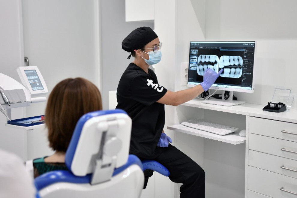 Cirurgia guiada i càrrega immediata en implantologia amb tecnologia digital