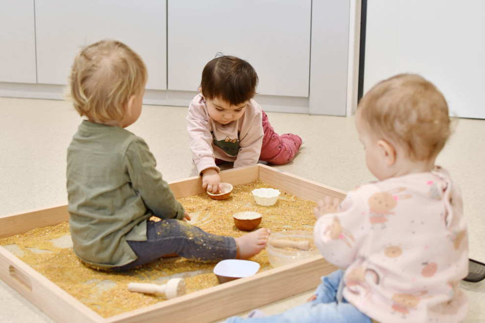 Infants jugant a l'espai explora de l'escola bressol Upetita