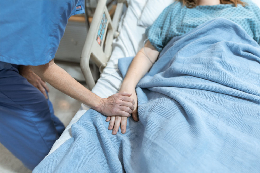 Una infermera atenent un pacient