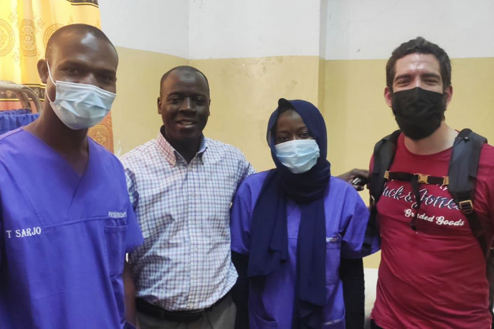 Rémi Gontié, a Banjul, amb responsables de l'hospital