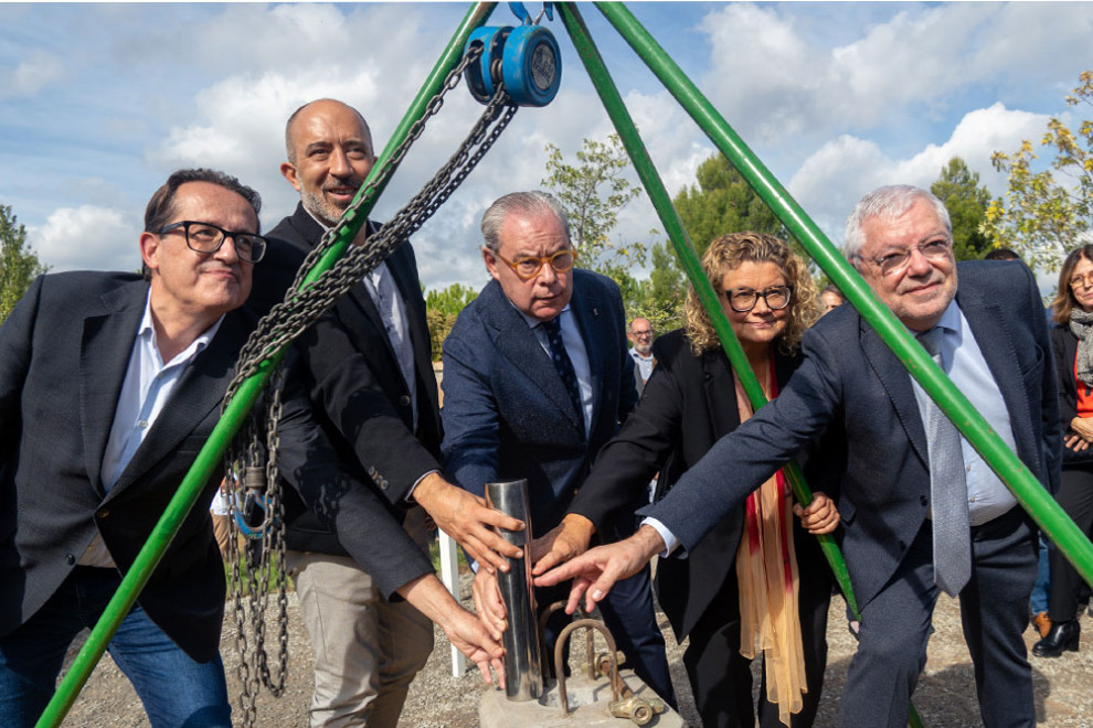 Representants de les entitats i institucions en l'acte simbòlic de la primera pedra de l'edifici del Coneixement