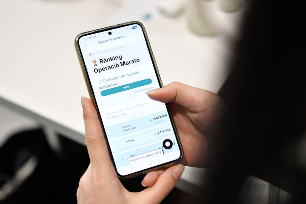 Una estudiant consulta el rànquing de l'Operació Marató a l'app ULife