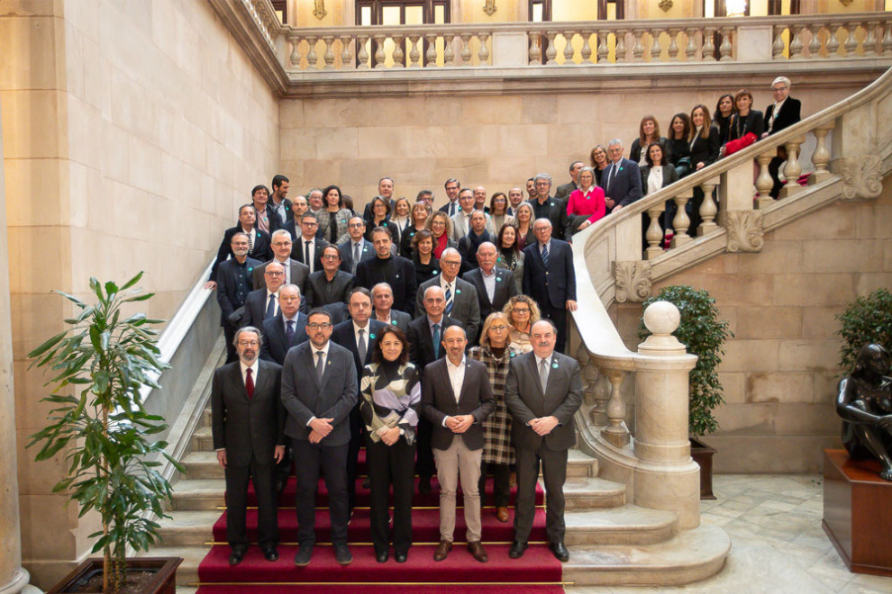 Representants institucionals i acadèmics de la UVic-UCC al Parlament de Catalunya després de l'audiència de la presidenta, Anna Erra 