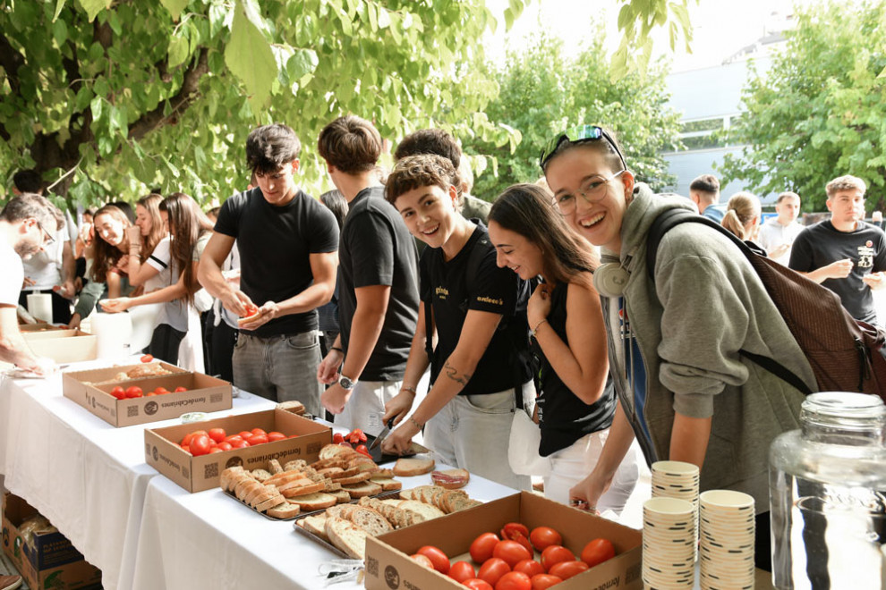 Estudiantat d'UManresa al SARAU, la festa de benvinguda del curs 24-26