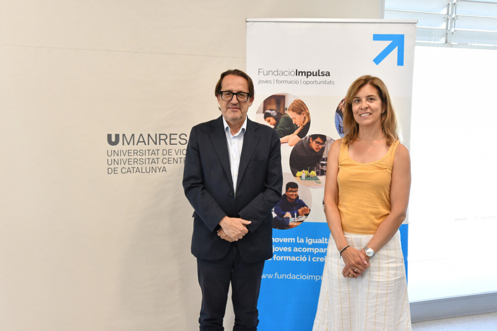 Antoni Llobet i Glòria Pujol després de signar el conveni entre la FUB UManresa i la Fundació Impulsa