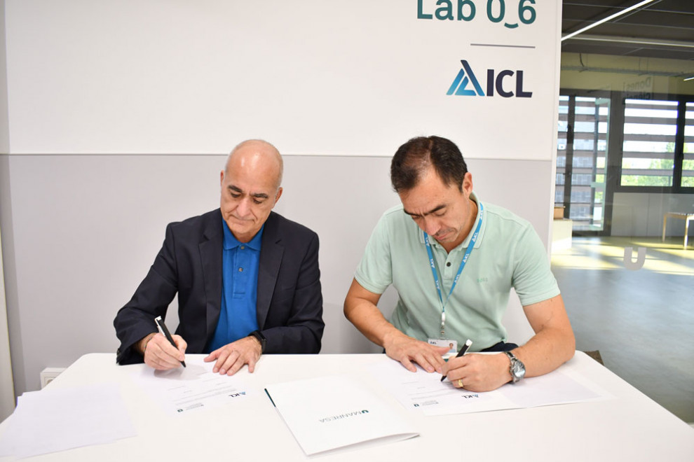 El director general de la Fundació Universitària del Bages, Valentí Martínez, i el director general d'ICL Iberia, Patricio Chacana, signant el conveni de col·laboració amb el Lab 0-6