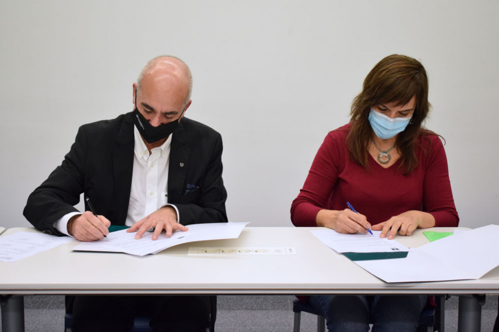 El director general de la Fundació Universitària del Bages, Valentí Martínez, i la vídua de Josep Maria Aloy, Fina Tàpias, signant el conveni de cessió del llegat a la Universitat
