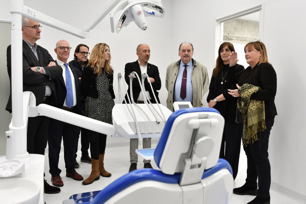 La consellera de Recerca i Universitats, Núria Montserrat, a la Clínica Odontològica Universitària