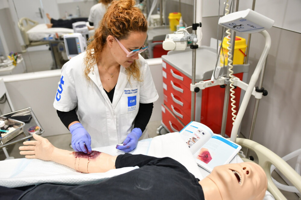 Berta Sánchez aplicant una de les tècniques del manual de moulage
