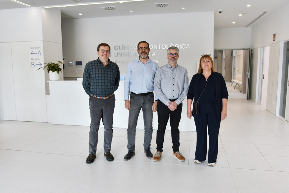 Representants de la Universidad Francisco de Vitoria amb la directora de la Clínica Universitària i el responsable de la Clínica Odontològica