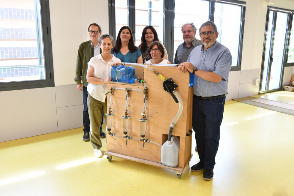 Representants d'Ergokids i de la universitat amb una de les propostes del Lab 0_6 UManresa® que es comercialitzaran