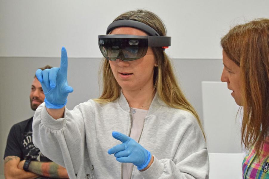 Estudiant d'Infermeria amb ulleres de realitat virtual