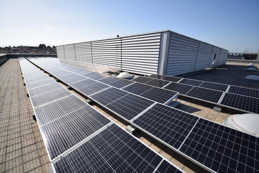 Plaques fotovoltaiques a la coberta de l'edifici FUB1 d'UManresa 