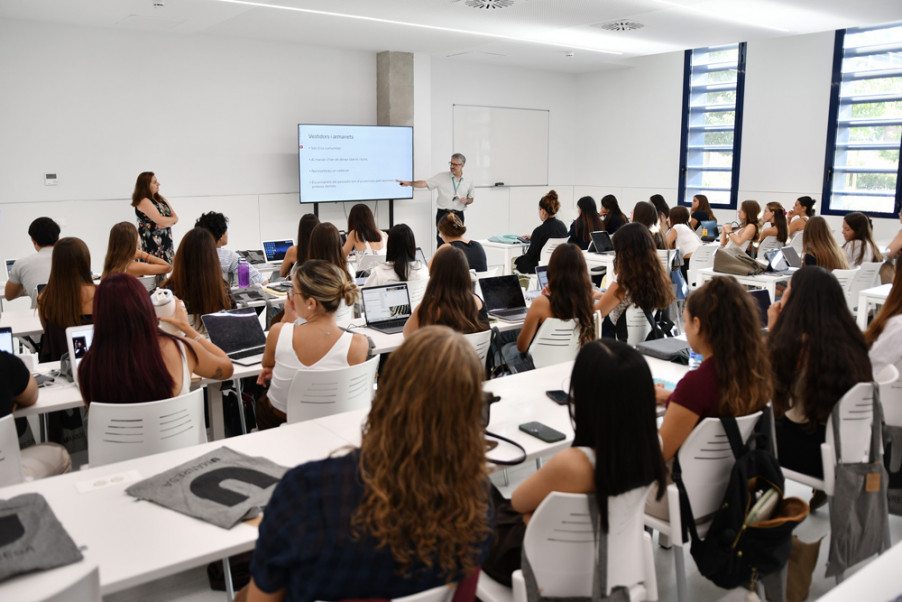 L'alumnat de quart curs d'Odontologia que s'incorpora a la Clínica Odontològica Universitària