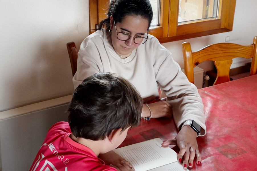 Una estudiant del grau en Mestre d'Educació Infantil treballant amb un infant el projecte Atrapallibres