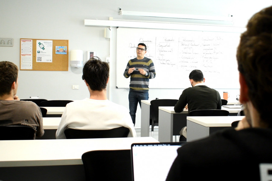 Una de les sessions del programa de competències emocionals al grau en Infermeria