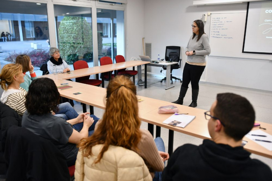 Formador i docents participant en una simulació o activitat pràctica de formació sobre protecció de la infància