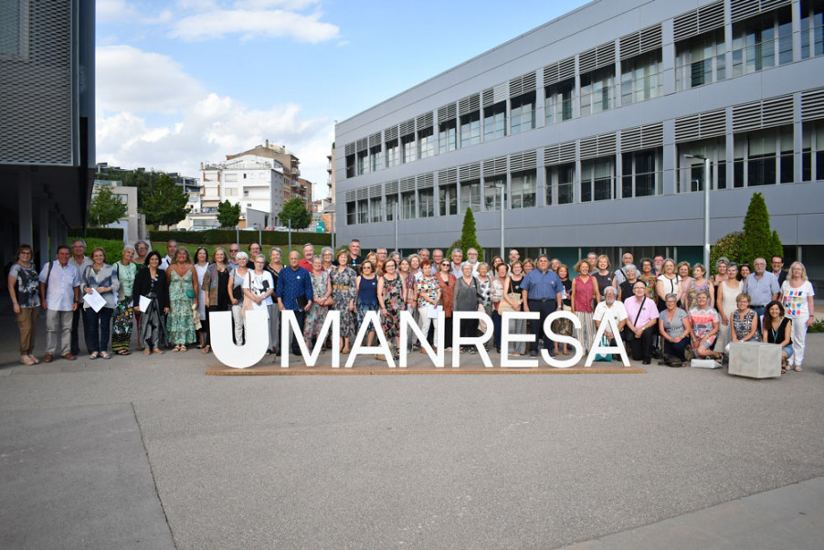 Foto de grup de les persones que han participat en la desena edició del programa FUB+GRAN d'UManresa
