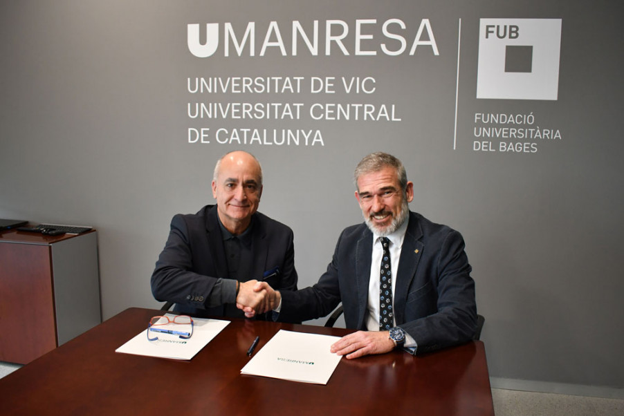 Lluís Gené Torrandell i Valentí Martínez Espinoza han signat el conveni entre la Mútua Intercomarcal i UManresa - FUB