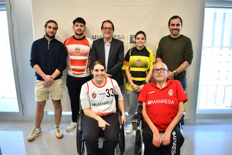 Membres del Manresa Rugby Club i del Manresa Wheelchair Rugby amb Antoni Llobet després de la signatura del conveni