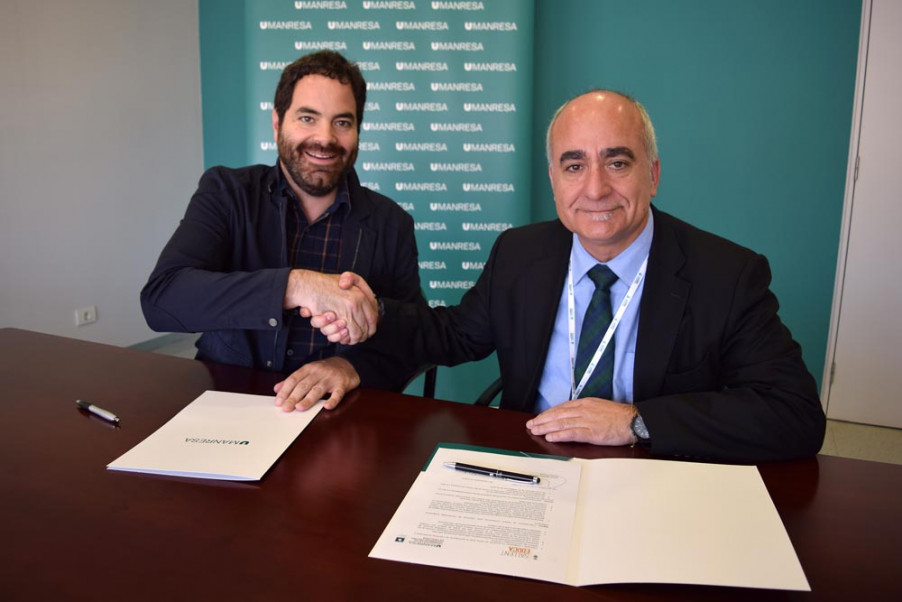 L'alcalde de Sallent, David Saldoni, i el director general de la Fundació Universitària del Bages, Valentí Martínez, durant la signatura del conveni