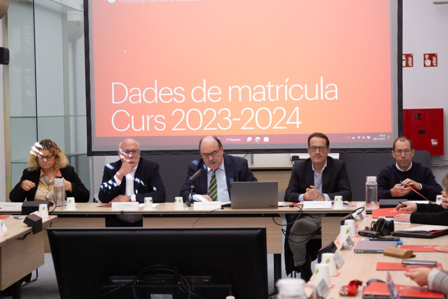 D'esquerra a dreta, Marina Geli, Jordi Baiget, Josep Eladi Baños, Antoni Llobet i Javier Peña, durant la presentació de les dades de matrícula de la UVic-UCC, aquest matí 
