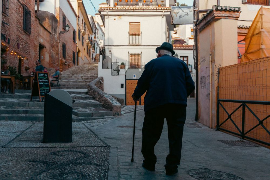 Persona gran caminant, símbol de com la marxa reflecteix l'estat de salut en l'envelliment