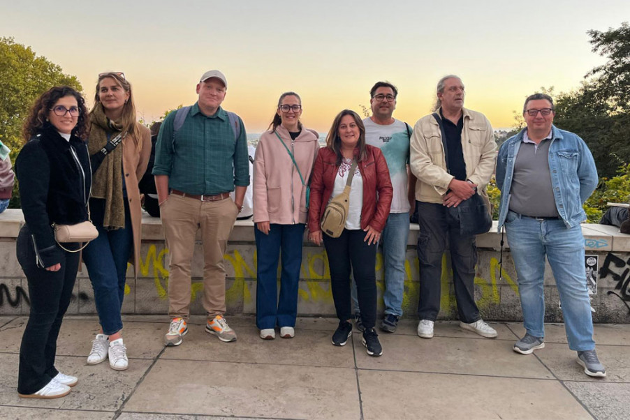 Al mig, Estel·la Ramírez, Cristina Garcia i Daniel Garcia, amb altres participants en la visita a Lió en el marc del programa Erasmus+
