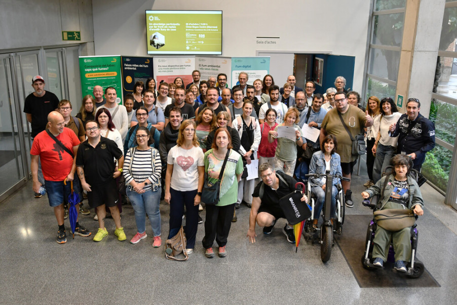 L'alumnat d'Universi+ que ha recollit les beques per al curs 26-27
