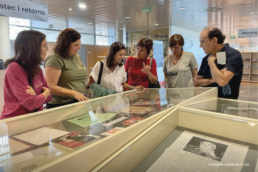 Membres de la Comissió Aloy visitant l'exposició de la UdL dedicada a Josep Maria Aloy