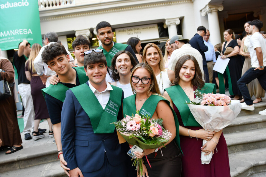 Estudiants d'UManresa després de la cerimònia de graduació 2026