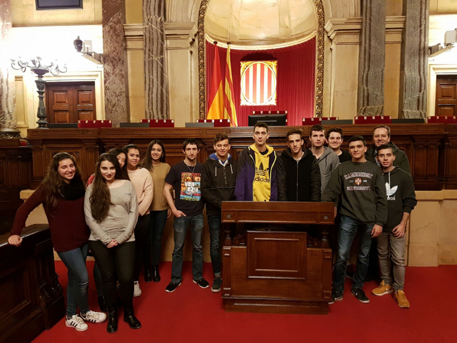 Grup d'alumnes d'ADE d'UManresa al Parlament de Catalunya