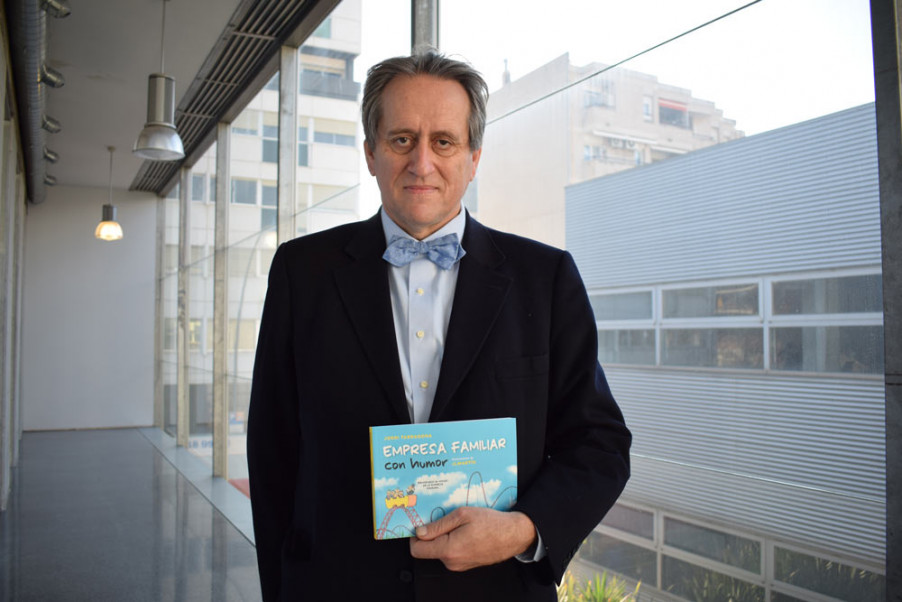 El professor del grau en ADE a UManresa, Jordi Tarragona, amb el nou llibre
