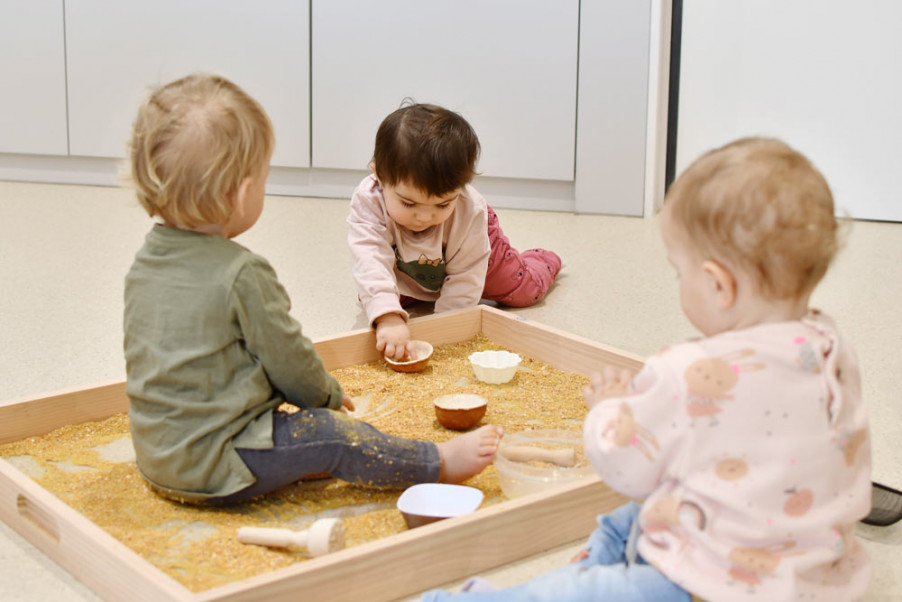 Infants jugant a l'espai explora de l'escola bressol Upetita