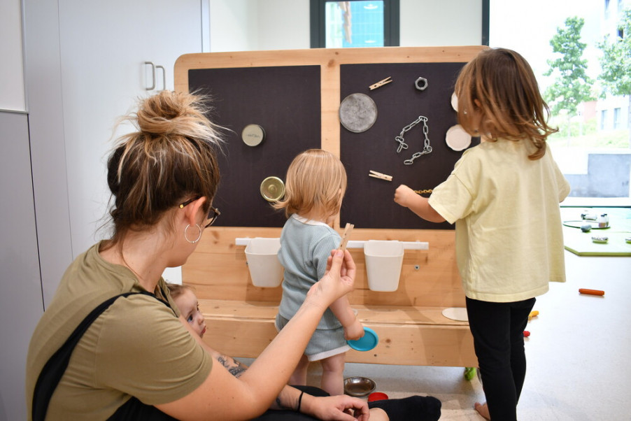 Infants jugant amb magnetismes a l'espai Explora de la Upetita