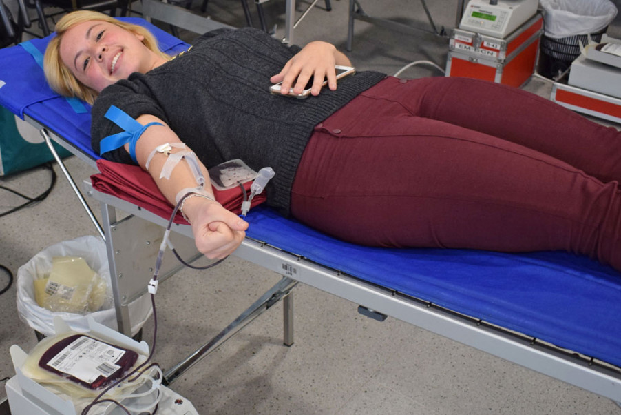 Una estudiant d'UManresa donant sang durant la marató de donació 